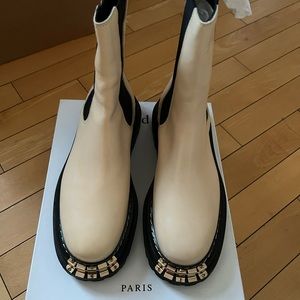 Leather boots with notched sole, NWT and box, US size 7,5, eu 39 never worn